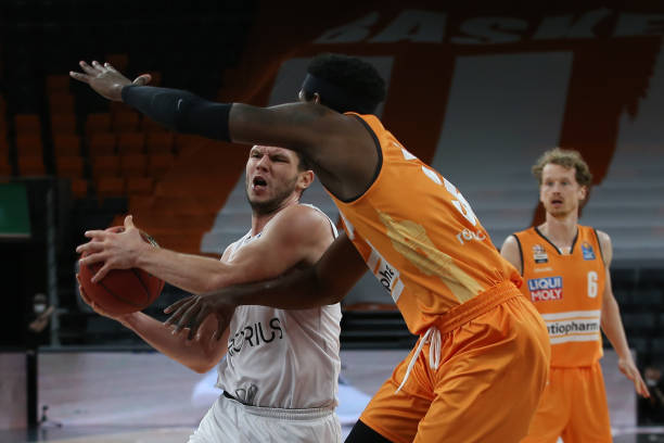 在防守端采 在防守端采