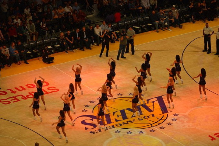 在防守端采 在防守端采