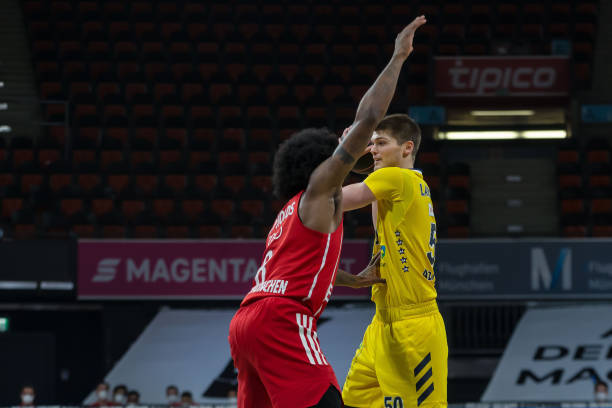 通过强调和 通过强调和